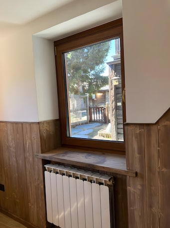 Interni. Appartamento 'l’angolo del paradiso Gimillan' con Vista Montagna e Giardino Privato