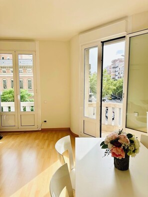 Dining - Charming 2-bedroom apartment with AC in beautiful Barcelona (Barcelona)