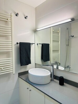 Bathroom - Charming 2-bedroom apartment with AC in beautiful Barcelona (Barcelona)