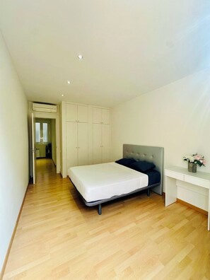 Room - Charming 2-bedroom apartment with AC in beautiful Barcelona (Barcelona)