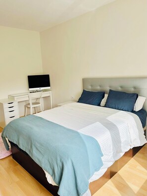 2 bedrooms, iron/ironing board, free WiFi, bed sheets - Charming 2-bedroom apartment with AC in beautiful Barcelona (Barcelona)