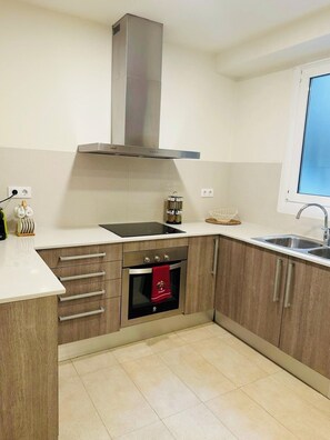 Private kitchen - Charming 2-bedroom apartment with AC in beautiful Barcelona (Barcelona)