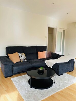 Living area - Charming 2-bedroom apartment with AC in beautiful Barcelona (Barcelona)