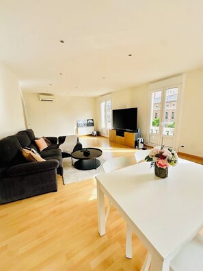Living area - Charming 2-bedroom apartment with AC in beautiful Barcelona (Barcelona)