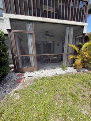 Outdoor dining - Newly renovated 2-bedroom, 2-bathroom condo located in sunny Sarasota, Florida. (Sarasota)