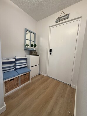 Interior - Newly renovated 2-bedroom, 2-bathroom condo located in sunny Sarasota, Florida. (Sarasota)