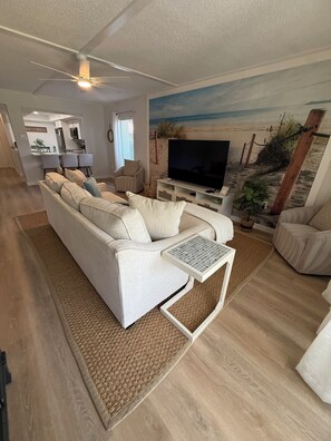 Smart TV - Newly renovated 2-bedroom, 2-bathroom condo located in sunny Sarasota, Florida. (Sarasota)