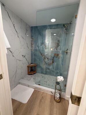 Shower, hair dryer, towels, soap - Newly renovated 2-bedroom, 2-bathroom condo located in sunny Sarasota, Florida. (Sarasota)