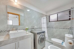 Douche, sèche-cheveux, bidet, serviettes fournies