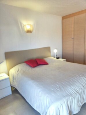 3 habitaciones, tabla de planchar con plancha, wifi y ropa de cama 