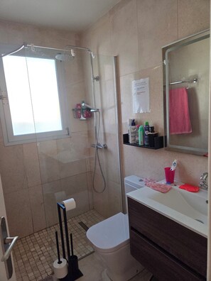 Regadera, secadora de cabello, bidet, toallas 
