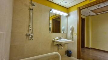 Deluxe Twin Room, Garden View | Bathroom