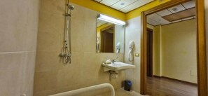 Chambre Deluxe avec lits jumeaux, vue jardin | Salle de bain