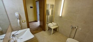 Deluxe Δίκλινο Δωμάτιο (Twin), Θέα στον Κήπο | Μπάνιο | Πιστολάκι μαλλιών, παντόφλες, πετσέτες, Χαρτί υγείας
