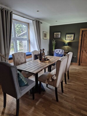 Dining - Fabulous 4-bedroom 2.5 bathroom cottage in charming Paisley / Glasgow (Paisley)