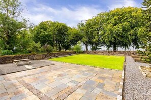 Outdoor dining - Fabulous 4-bedroom 2.5 bathroom cottage in charming Paisley / Glasgow (Paisley)