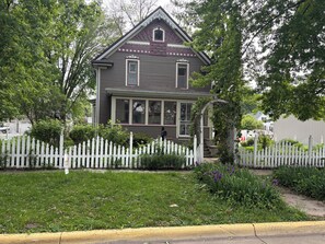 Exterior - Charming 4-bedroom house in delightful downtown, 2 blocks to everything (Clear Lake)