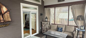 Charming 4-bedroom house in delightful downtown, 2 blocks to everything