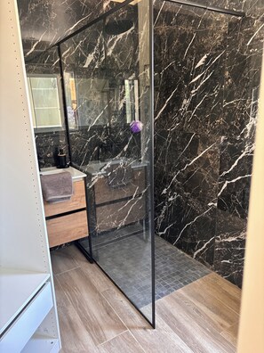 Bathroom - Vrbo Property (Lunel)