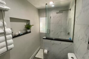 Een douche, een haardroger, handdoeken, zeep