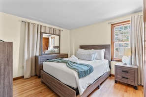 3 bedrooms, desk, iron/ironing board, travel cot - Yarmouth Family Retreat Beach, Firepit, BBQ (Yarmouth)
