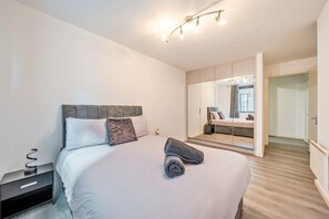 2 bedrooms, iron/ironing board, WiFi, bed sheets - Two ensuite doubles, walk to Manchester city centre (Manchester)