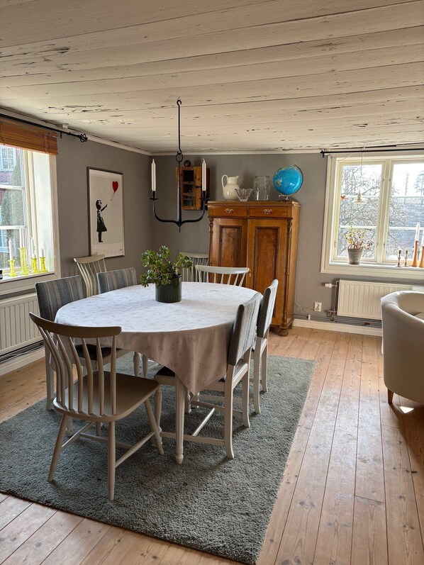 Dining - Cozy dog and child friendly cottage near bathing lake (Vetlanda)