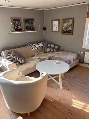 Living area - Cozy dog and child friendly cottage near bathing lake (Vetlanda)