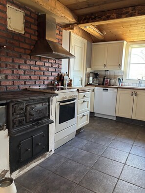 Private kitchen - Cozy dog and child friendly cottage near bathing lake (Vetlanda)