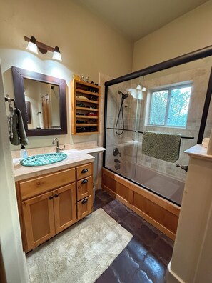 Shower, eco-friendly toiletries, hair dryer, towels - Hill Country Escape near Wineries, Mae’s Ridge Wedding Venue & P. Falls State Pk (Johnson City)