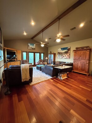 Smart TV, DVD player, books, video library - Hill Country Escape near Wineries, Mae’s Ridge Wedding Venue & P. Falls State Pk (Johnson City)