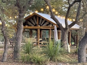 Property grounds - Hill Country Escape near Wineries, Mae’s Ridge Wedding Venue & P. Falls State Pk (Johnson City)