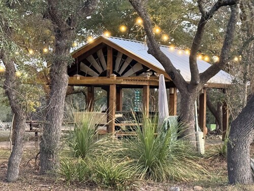 Hill Country Escape near Wineries, Mae’s Ridge Wedding Venue & P. Falls State Pk