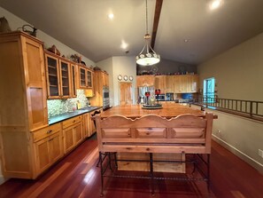 Dining - Hill Country Escape near Wineries, Mae’s Ridge Wedding Venue & P. Falls State Pk (Johnson City)
