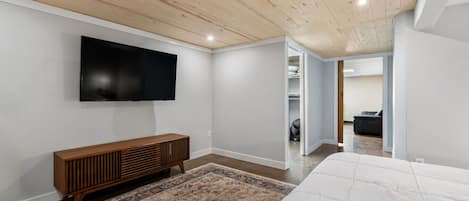 2 bedrooms, desk, WiFi, bed sheets