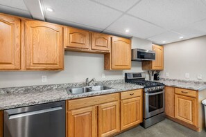 Private kitchen - Mt Rushmore Duplex  Retreat (Rapid City)