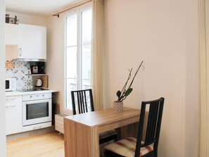 Fridge, microwave, oven, coffee/tea maker - Bright 30m² near Père Lachaise, Paris (Paris)