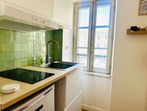 Kühlschrank, Mikrowelle, Wasserkocher mit Kaffee-/Teezubehör