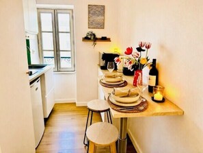 Kühlschrank, Mikrowelle, Wasserkocher mit Kaffee-/Teezubehör