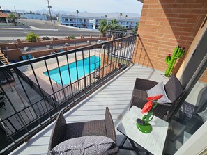 Outdoor pool - Charming 2-bedroom condo with AC in Lake Havasu City (Lake Havasu City)