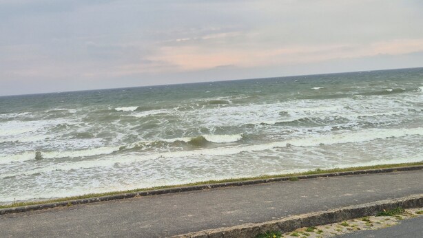 Eine Küstenstraße mit Blick auf das Meer.