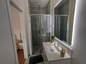 Shower, hair dryer, towels, soap - Baía dos Lobos Studio (Câmara de Lobos)