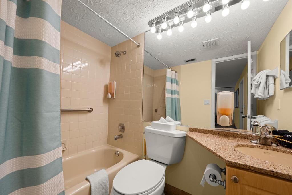 Un bagno con vasca, WC e lavandino.