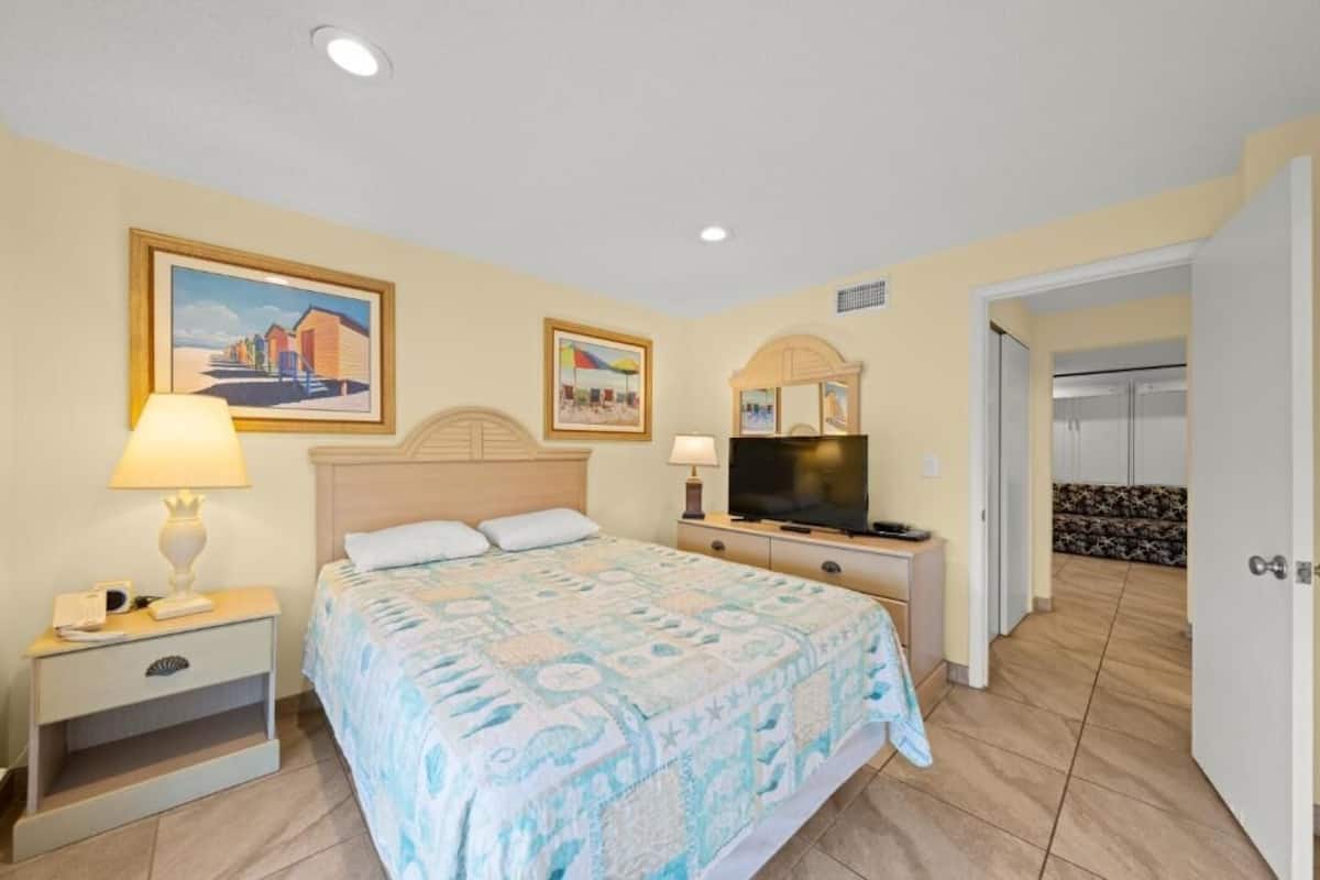 Bloc d'apartaments superior, 1 dormitori, vistes parcials a l'oceà, al costat de la platja