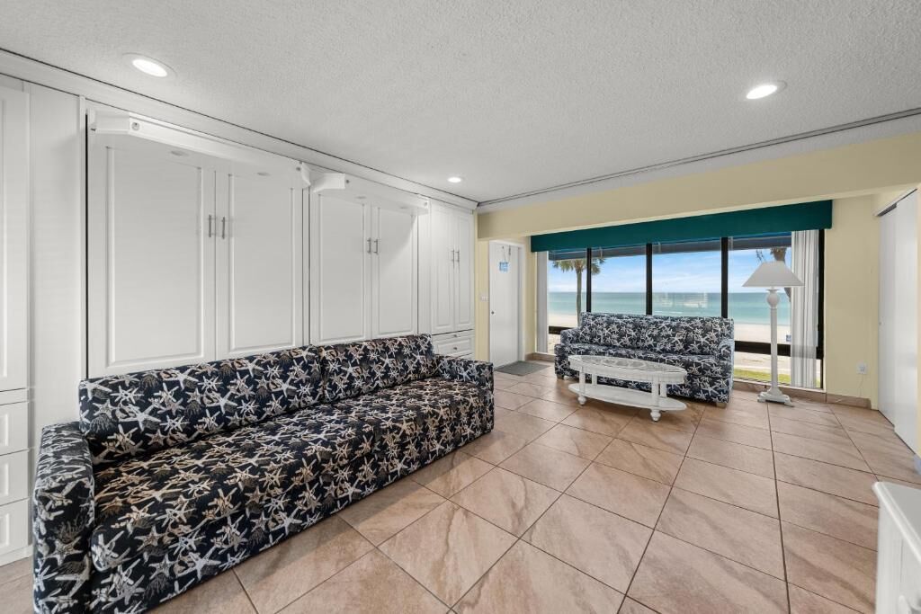 Studio Panoramique, vue océan, en front de plage | Coin séjour