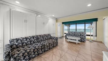 Studio Panoramique, vue océan, en front de plage | Coin séjour