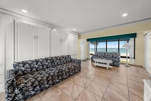 Estudio panorámico, vista al océano, frente al mar | Área de sala de estar