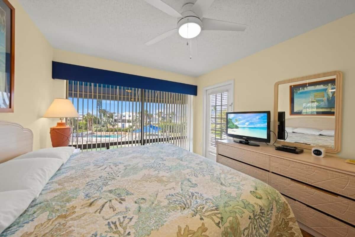 Condo Tiêu chuẩn, 2 phòng ngủ, ban công, quang cảnh hồ bơi