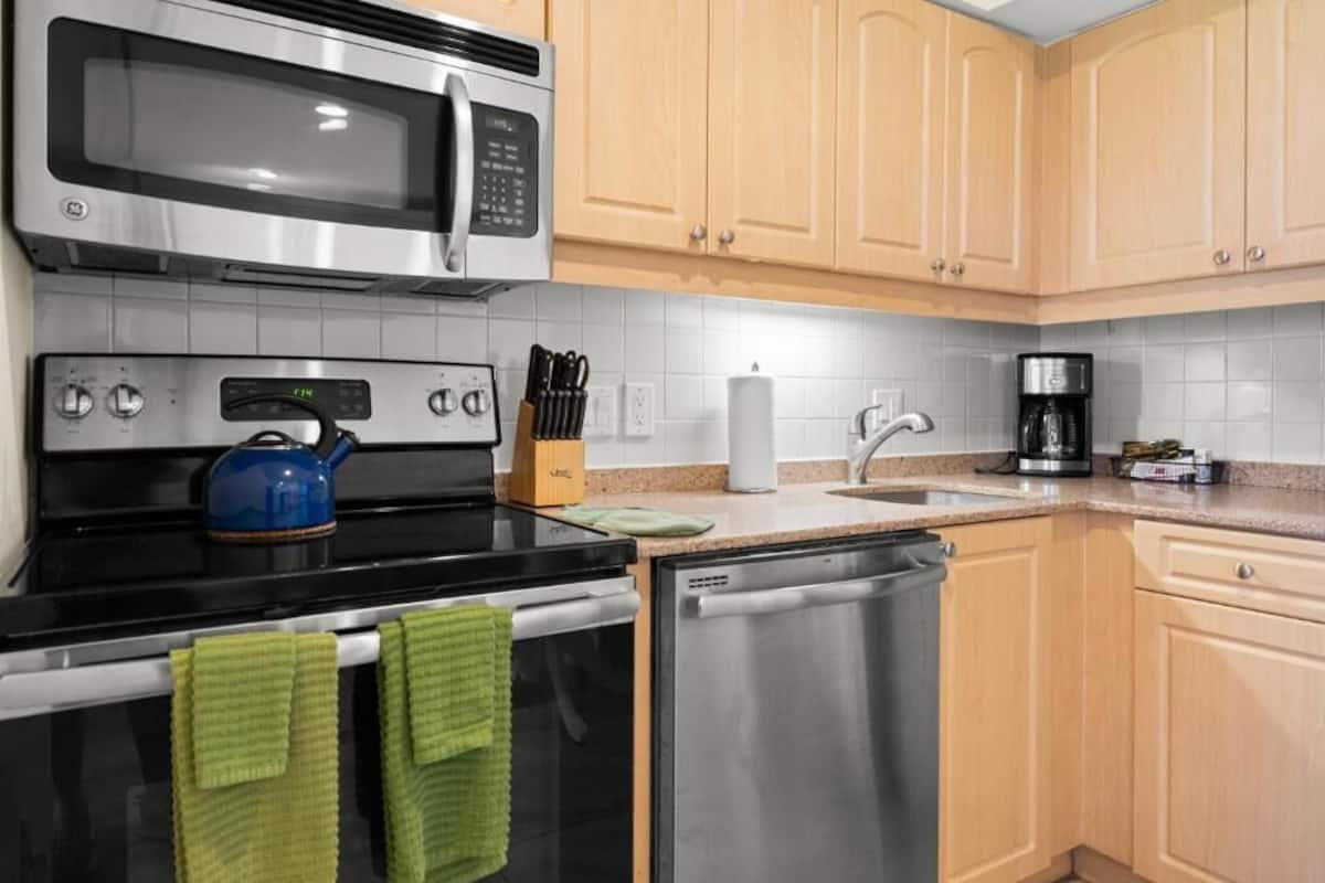 Estudi superior, vistes a l'oceà, al costat de la platja | Cuina privada