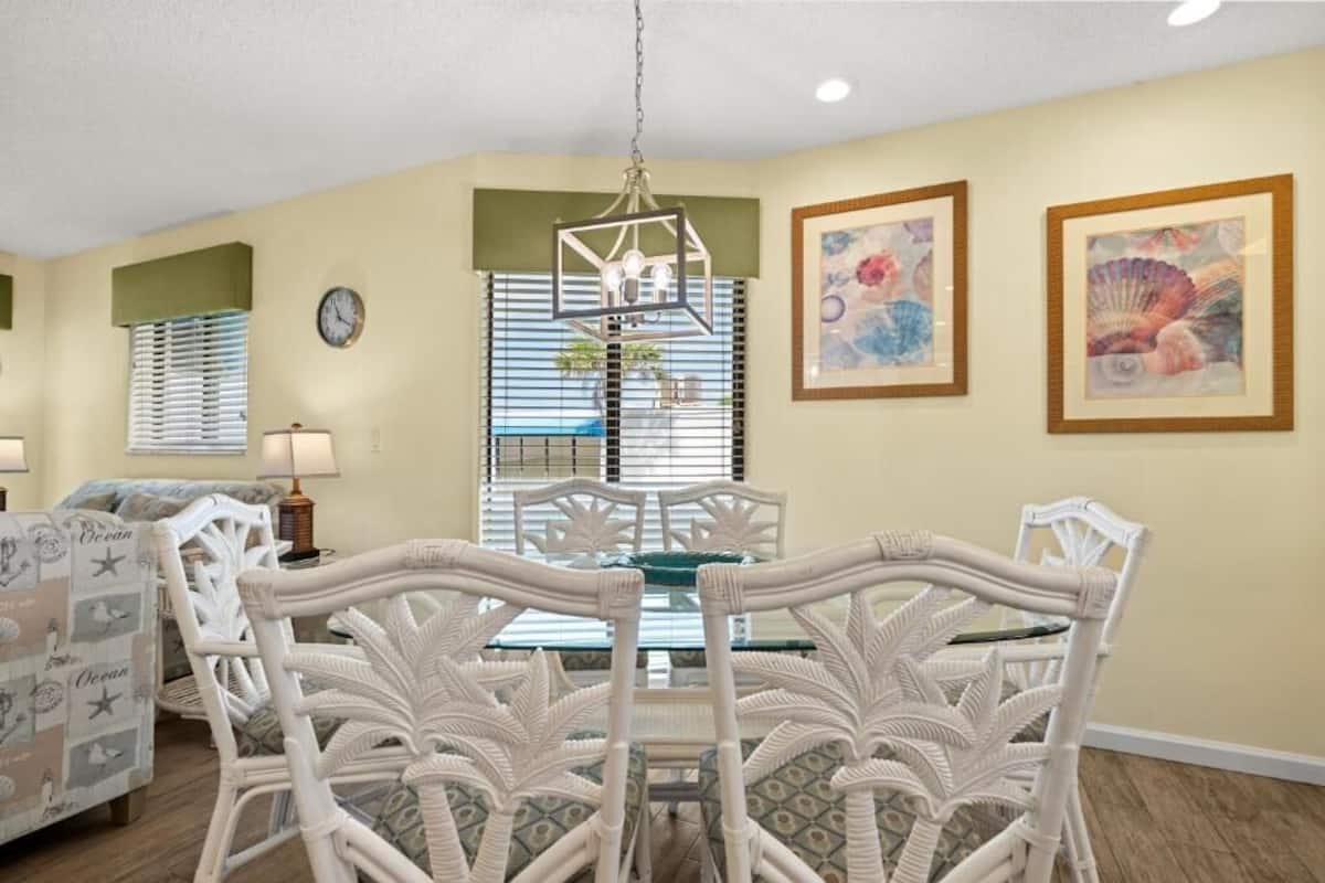 Khu vực ăn uống tại phòng